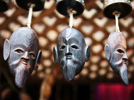 tre maschere appese con sfondo di legno alta qualità cinese